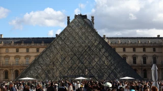 Foto del exterior del Museo del Louvre.