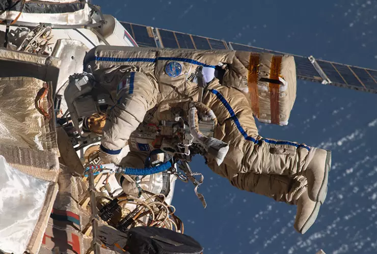 Cosmonauta caminata espacial problema traje