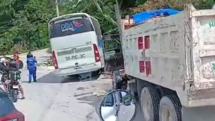 ¡BRUTAL Choque! Volquete y autobús protagonizan fuerte accidente en carretera Puerto Morelos- Cancún; esto se sabe
