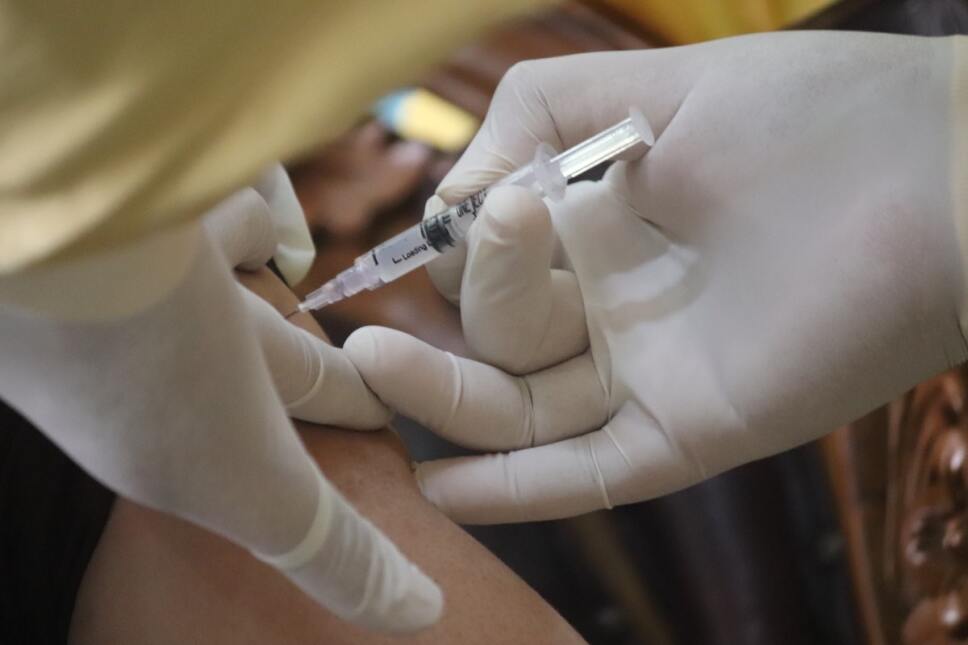 vacunacion inyeccion en el brazo