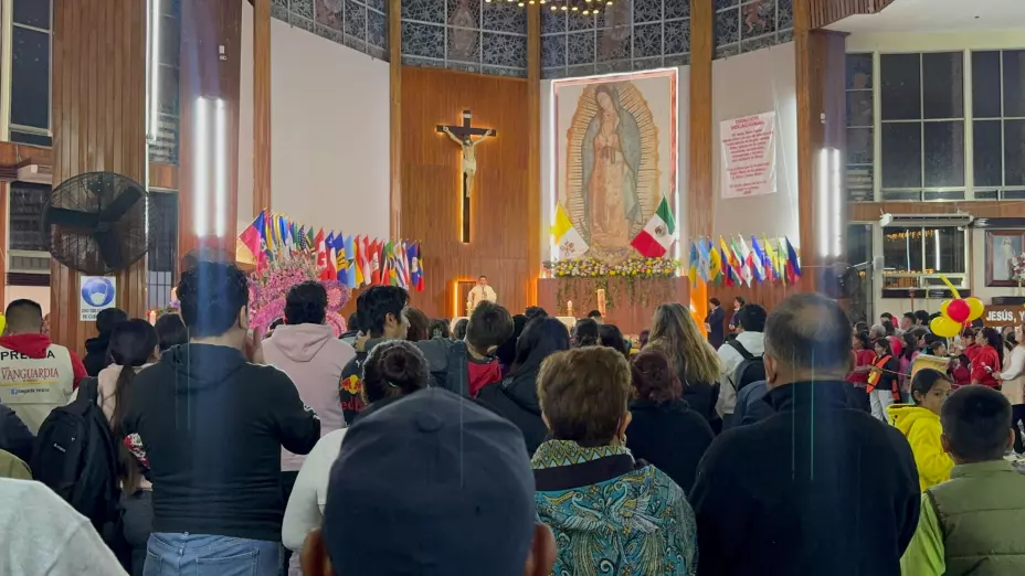 Fieles creyentes ingresan a la basílica