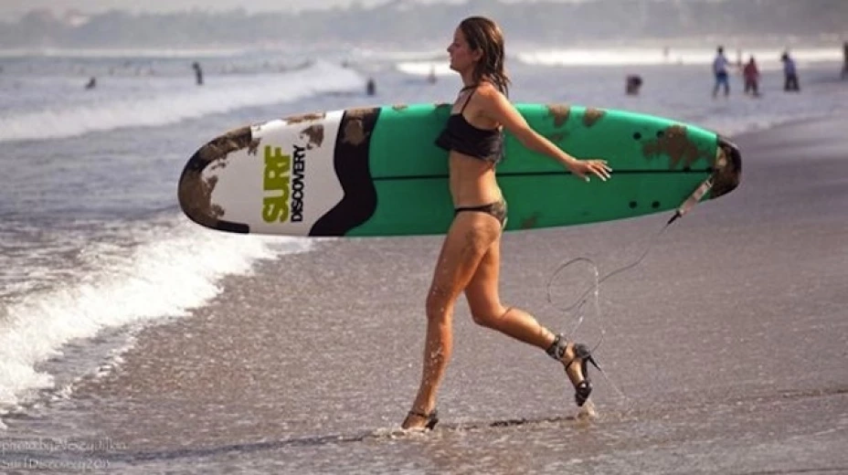 La isla de Bali fue sede del primer campeonato de surf en tacones