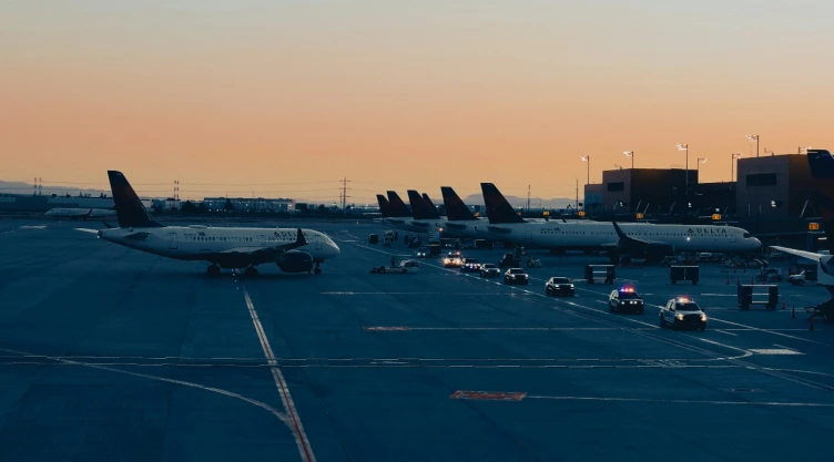 Aviones de Delta en aeropuerto.