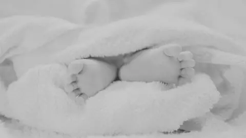 Joven da a luz a su bebé a escondidas y lo mata a apuñaladas