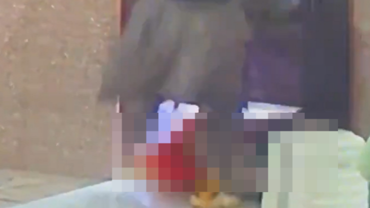 Mujer muere aplastada por elevador frente a familia en India