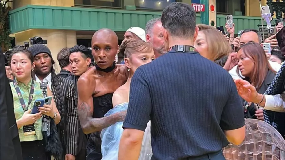 Fan se abalanza contra Ariana Grande en premiere de “Wicked”