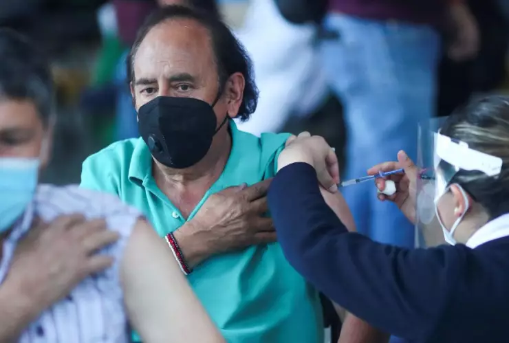 persona recibe vacuna