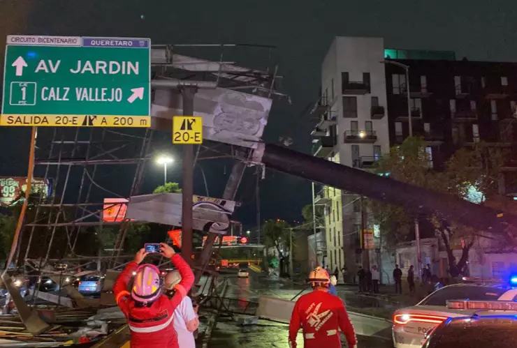 Personal de Protección Civil de CDMX atendió la caída de un anuncio espectacular en Insurgentes Norte y Fortuna, Tepeyac Insurgentes en la alcaldía GAM.