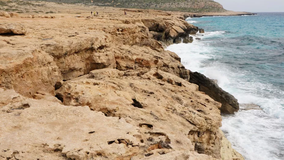 Hombre es rescatado de risco por puente de La Joya.jpg