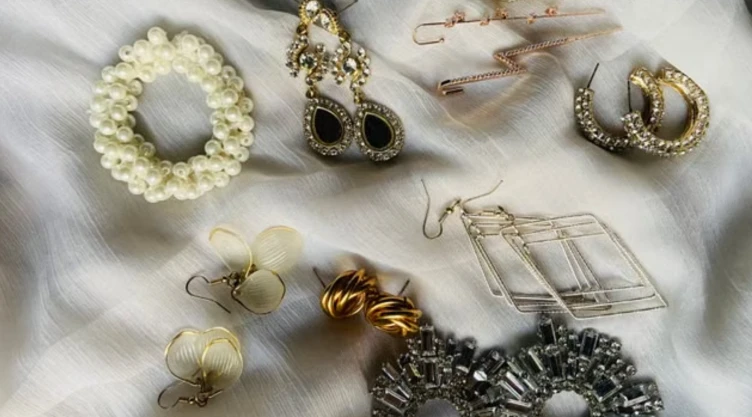 7 accesorios minimalistas que elevan un atuendo básico al instante de forma elegante