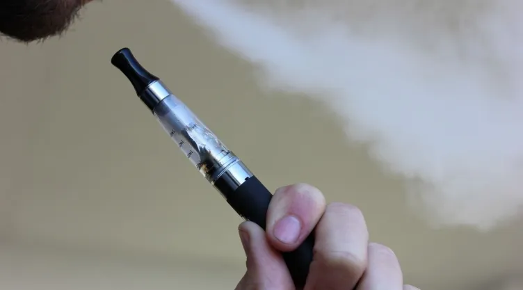 El aumento de vaporeo en jóvenes es preocupante; autoridades de salubridad dicen que la nicotina es dañina para cerebros en desarrollo. Imagen: Pixabay
