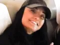 Amina Muaddi con gorra militar..jpg