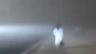 Captan en video a una mujer vestida de blanco por la carretera en medio de la noche en Tamaulipas