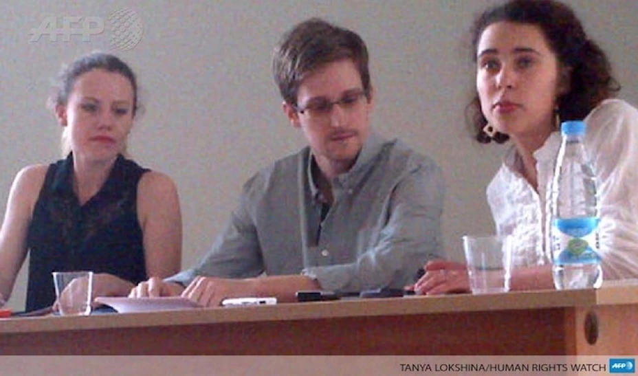 Edward Snowden planea buscar asilo en Rusia, aseguró Vyacheslav Nikonov parlamentario ruso que participó en una reunión entre funcionarios y Snowden