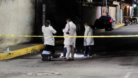 Mientras Dormía: Criminales armados asesinan de 19 balazos a mujer policía en la CDMX. En la imagen se observa la escena del crimen donde una mujer policía fue acribillada en violento ataque armado.
