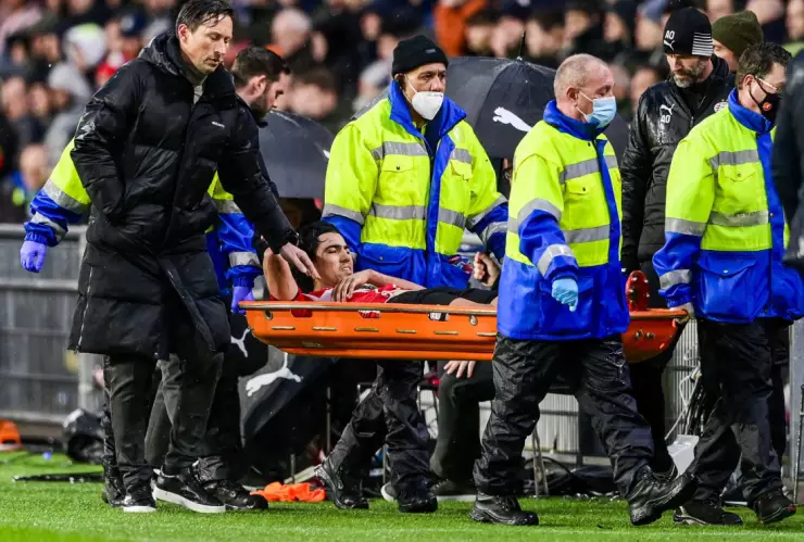 Erick Gutiérrez en camilla