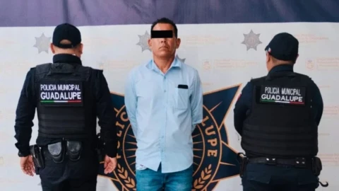 Tras rechazo amoroso, se lleva a hija de su pareja por unos tacos; menor regresa con signos de abuso. En la imagen se observa al detenido junto a policías de Guadalupe, Nuevo León.