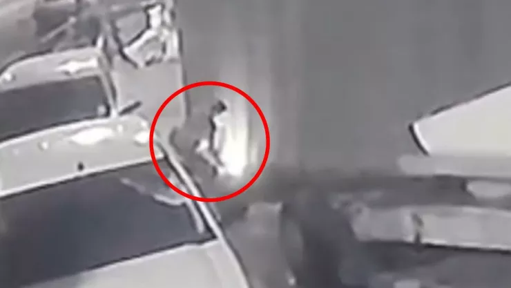 VIDEO | Cámaras de seguridad captan a sujeto incendiando el vestido de una catrina en Zapotlanejo