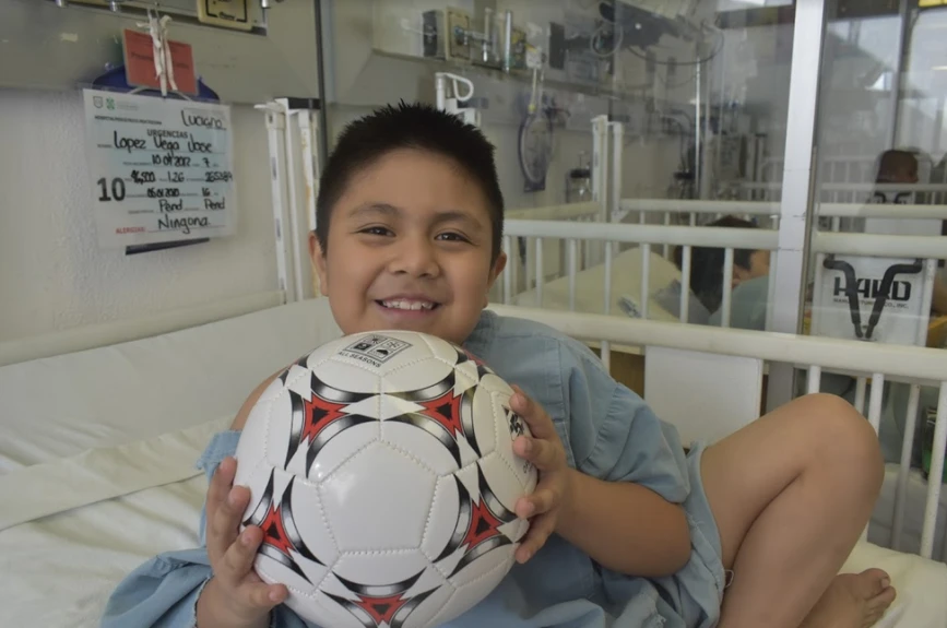 los pequeños del Hospital Pediátrico Moctezuma contagian esperanza al ver sus regalos