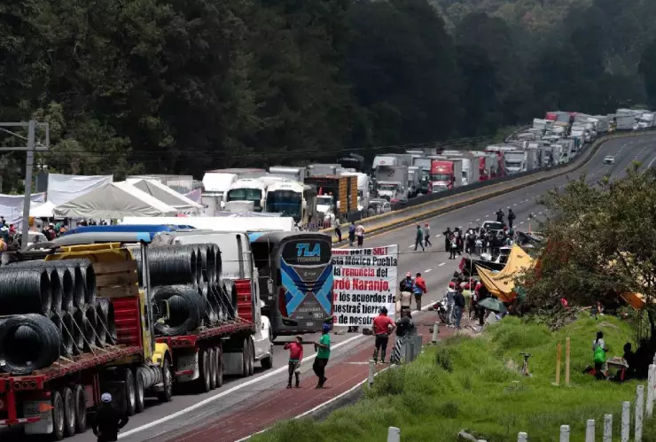 Suman dos días de bloqueos en la autopista México-Puebla