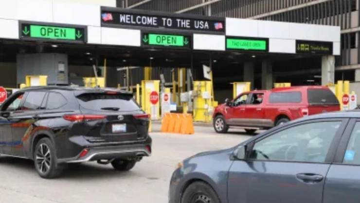 Coches cruzan la frontera para ingresar a EU