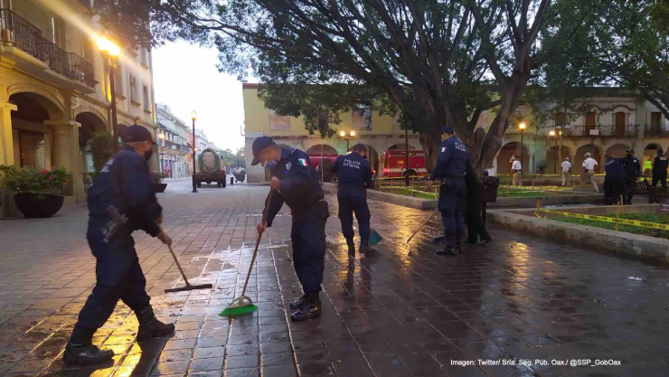 policias limpian centro oaxaca.jpg