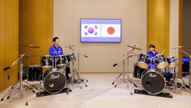 Líderes de Japón y Corea del Sur tocan K-pop tras histórica cumbre (VIDEO)