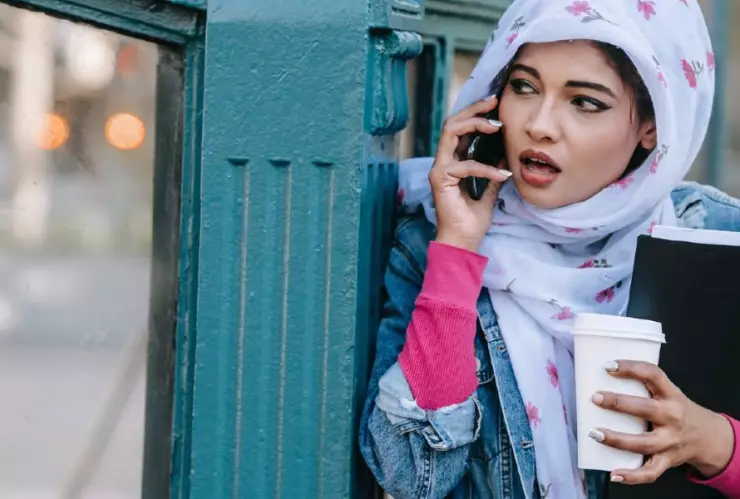 mujer habla telefono