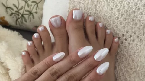 uñas perladas manos y pies