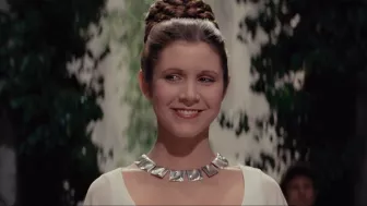 Leia Organa, interpretada por Carrie Fisher, rompió moldes desde 1977 como líder estratégica y combatiente. Con el tiempo, su figura creció hasta convertirse en la generala Organa, liderando la Resistencia.