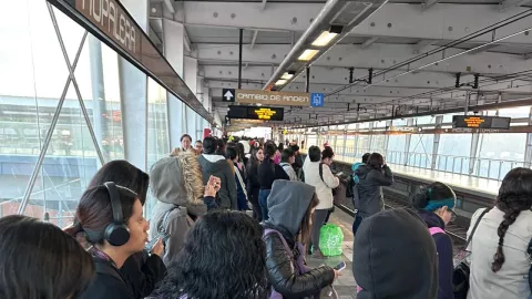 Aglomeraciones y retrasos en el Metro CDMX y Metrobús