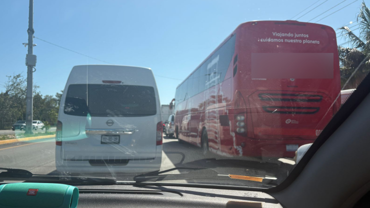 ¡Aguas! Se registra tráfico lento en la vía Cancún-Playa del Carmen este 14 de marzo.jpg