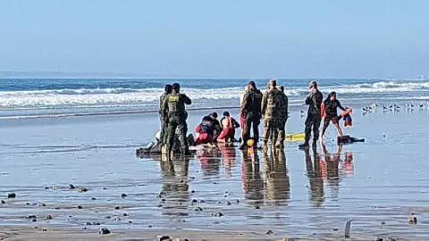 VIDEO: Rescatan a 8 migrantes y a un niño que intentaron cruzar por Playas