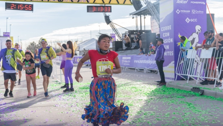 Maratón-de-Juárez-Obligan-a-corredores-indígenas-a-usar-huaraches-y-traje-típico