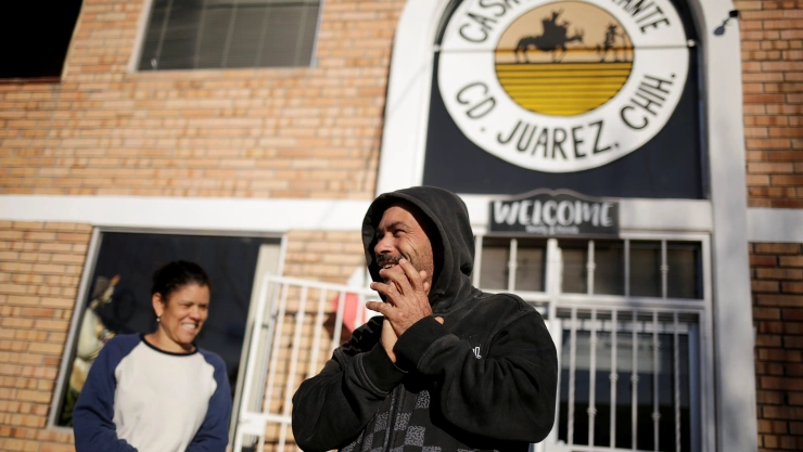 Foto del jueves de Adimar de Clavarlho Silha y su esposa Maria Aparecida Cavarlho Silha, integrantes de una familia brasileña enviada a Ciudad Juarez mientras esperan una audiencia migratoria en EEUU