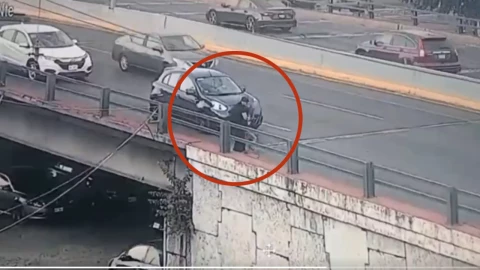 hombre intenta lanzarse del puente con su perro en Monterrey