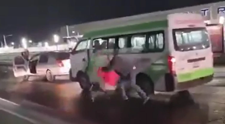 Brutal pleito vial en Pachuca: Captan violenta agresión a chofer de Tuzobús; es noqueado y lo siguen atacando