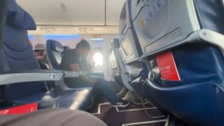 Avión de Aeromexico aterriza de emergencia