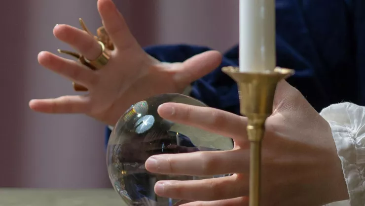 Horóscopo de Nana Calistar para hoy lunes 9 de febrero de 2026 predicciones para los 12 signos del zodiaco