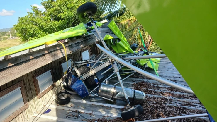 Avioneta cae sobre vivienda