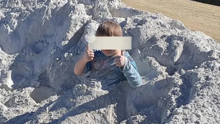 Muere niño de 7 años que jugaba en una montaña de polvo tóxico