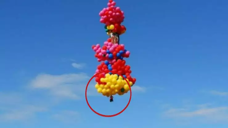 ¡Estilo Up! Sacerdote vuela amarrado a mil globos; SALE MAL