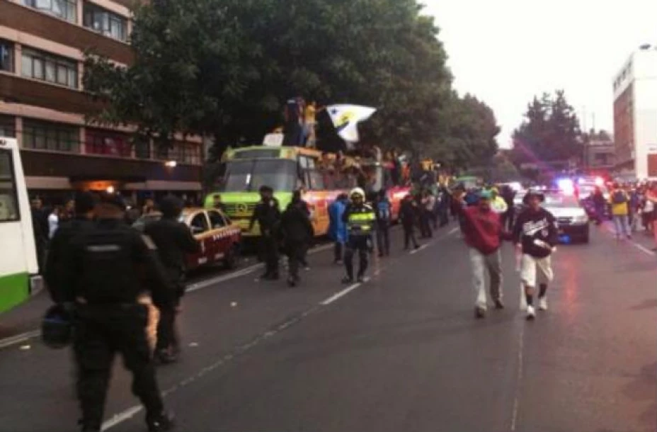 Los seguidores de los equipos de fútbol se enfrentaron con piedras y palos