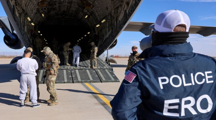 El primer avión militar estadounidense que transporta a los migrantes