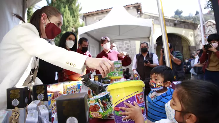 Han entregado 6 mil pistolas y granadas en programa de desarme: Sheinbaum