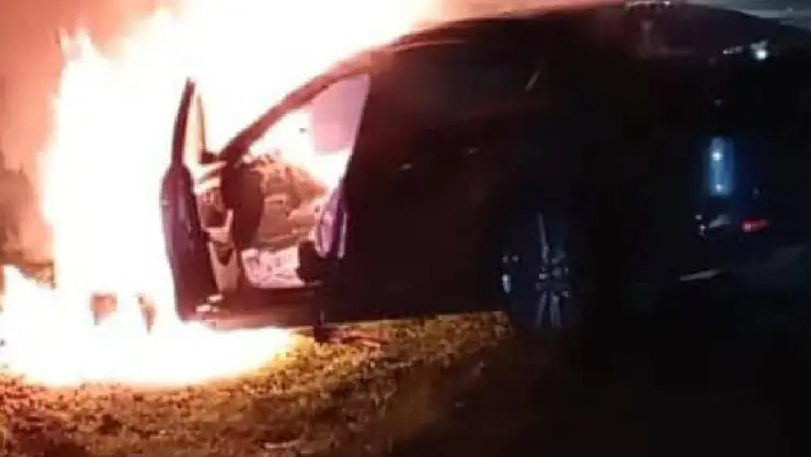 ¡Alarmante! Auto se INCENDIA tras brutal CHOQUE en pleno Periférico de Mérida; deja severos daños