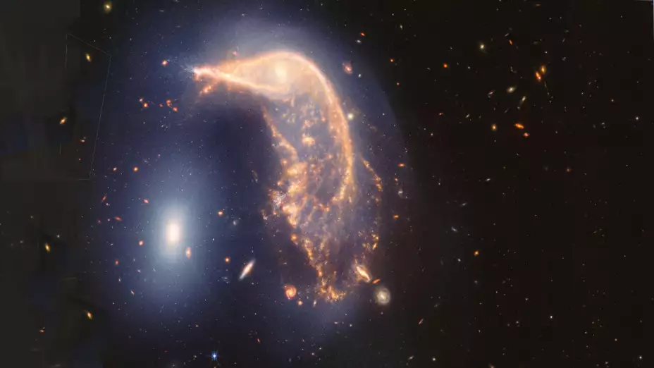 Dos galaxias en interacción captadas por el telescopio espacial Webb.