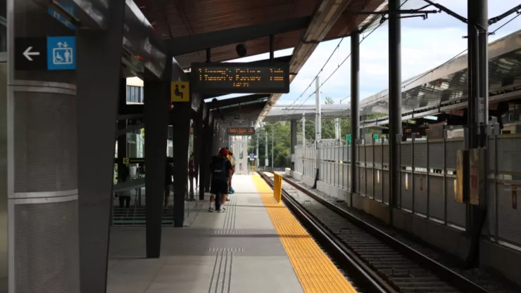 Una estación de trenes con varias personas esperando.