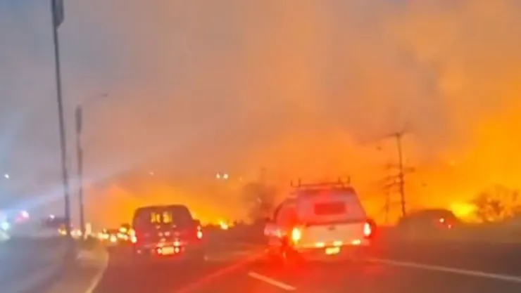 Fuerte incendio invade el Periférico Ecológico de Puebla hoy 9 de abril de 2025