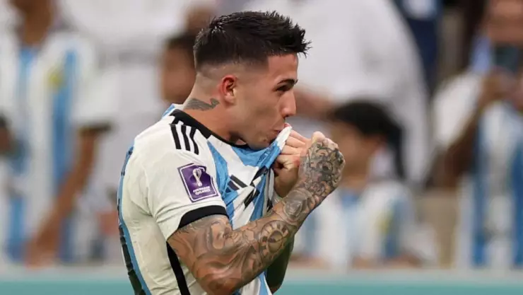 Enzo Fernández besa el escudo tras su gol